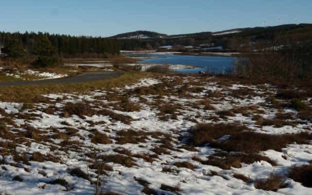 Le lac de Vezoles enneigé