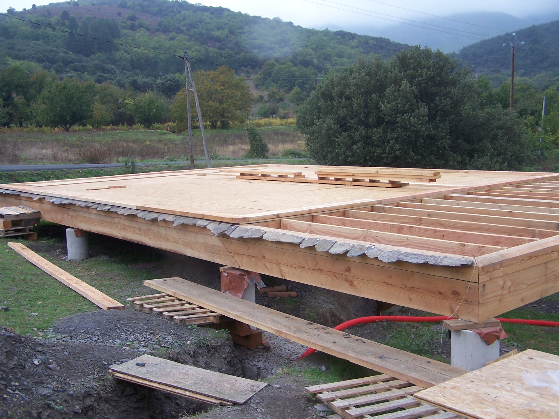 Ceinture en bois sur plots béton